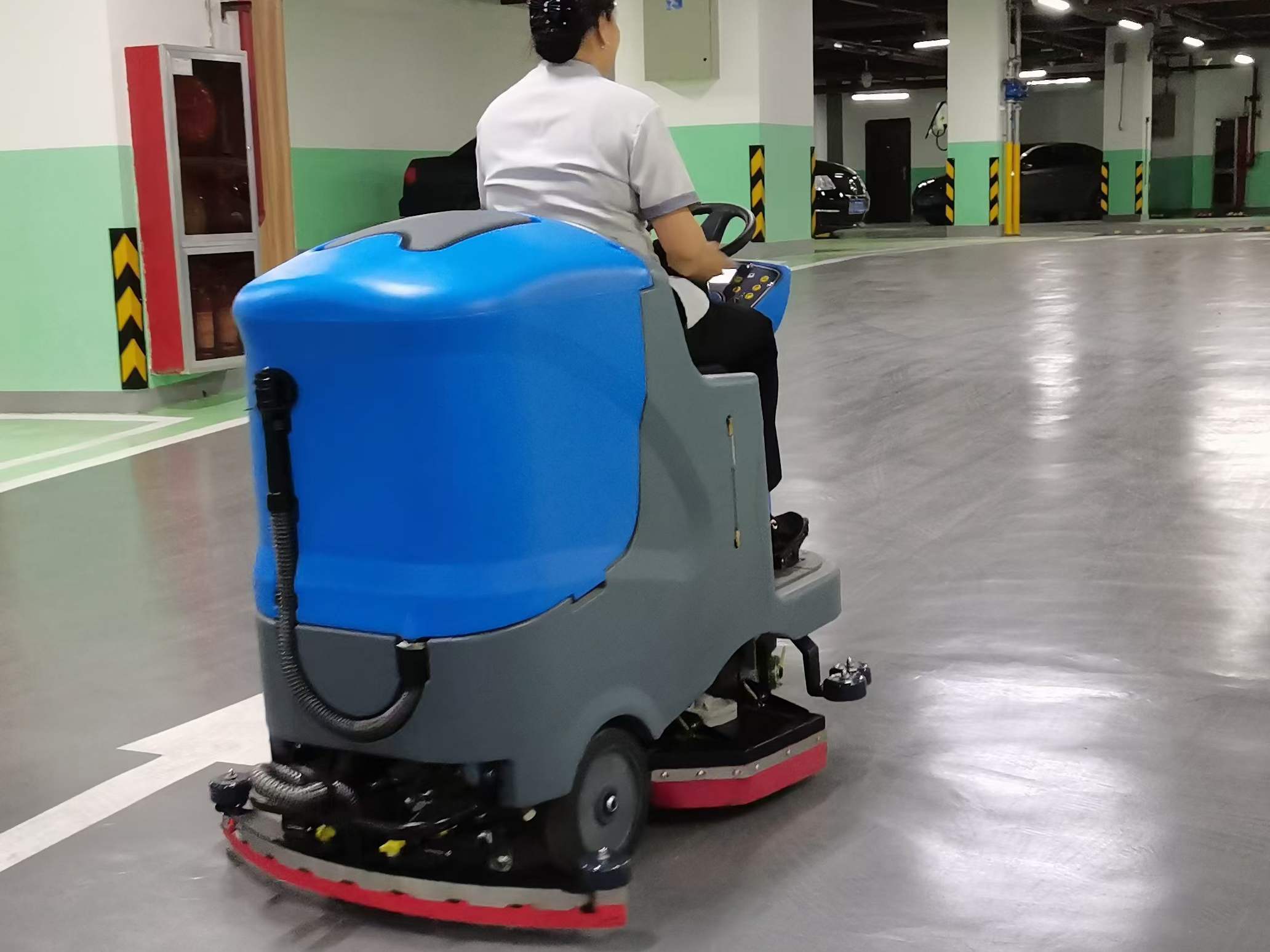 寫字樓停車場(chǎng)采購(gòu)全自動(dòng)洗地機(jī)選擇了西安高樂(lè)美