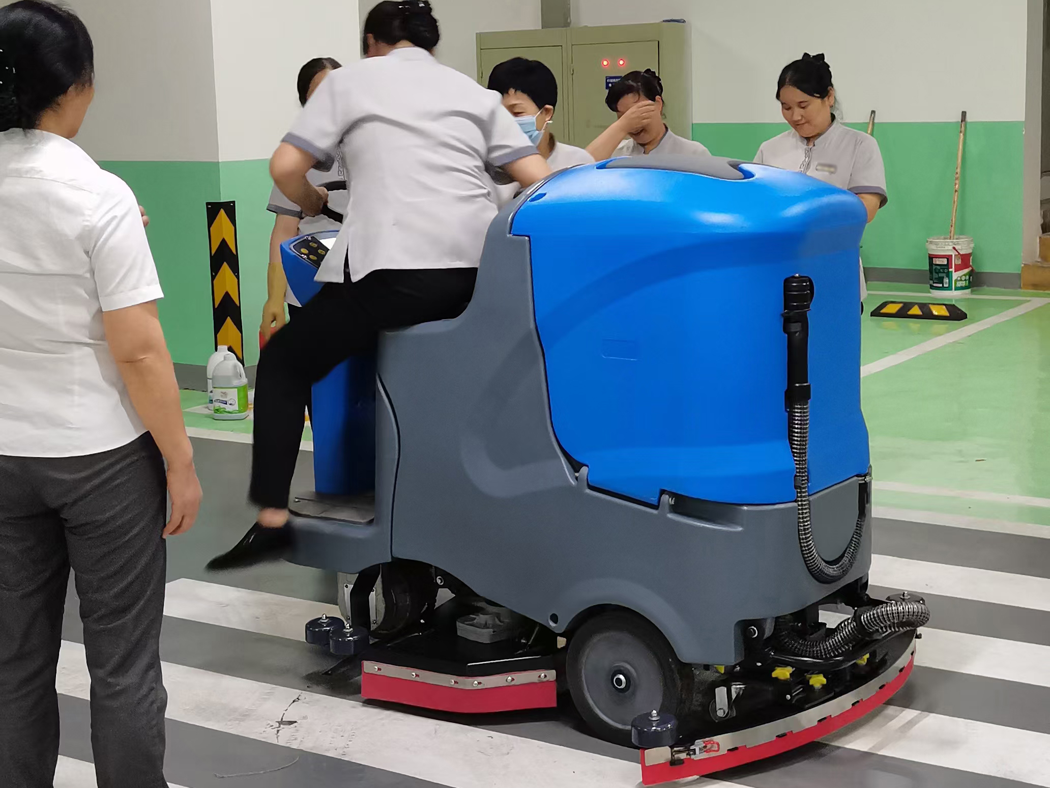 寫字樓停車場(chǎng)采購(gòu)全自動(dòng)洗地機(jī)選擇了西安高樂(lè)美