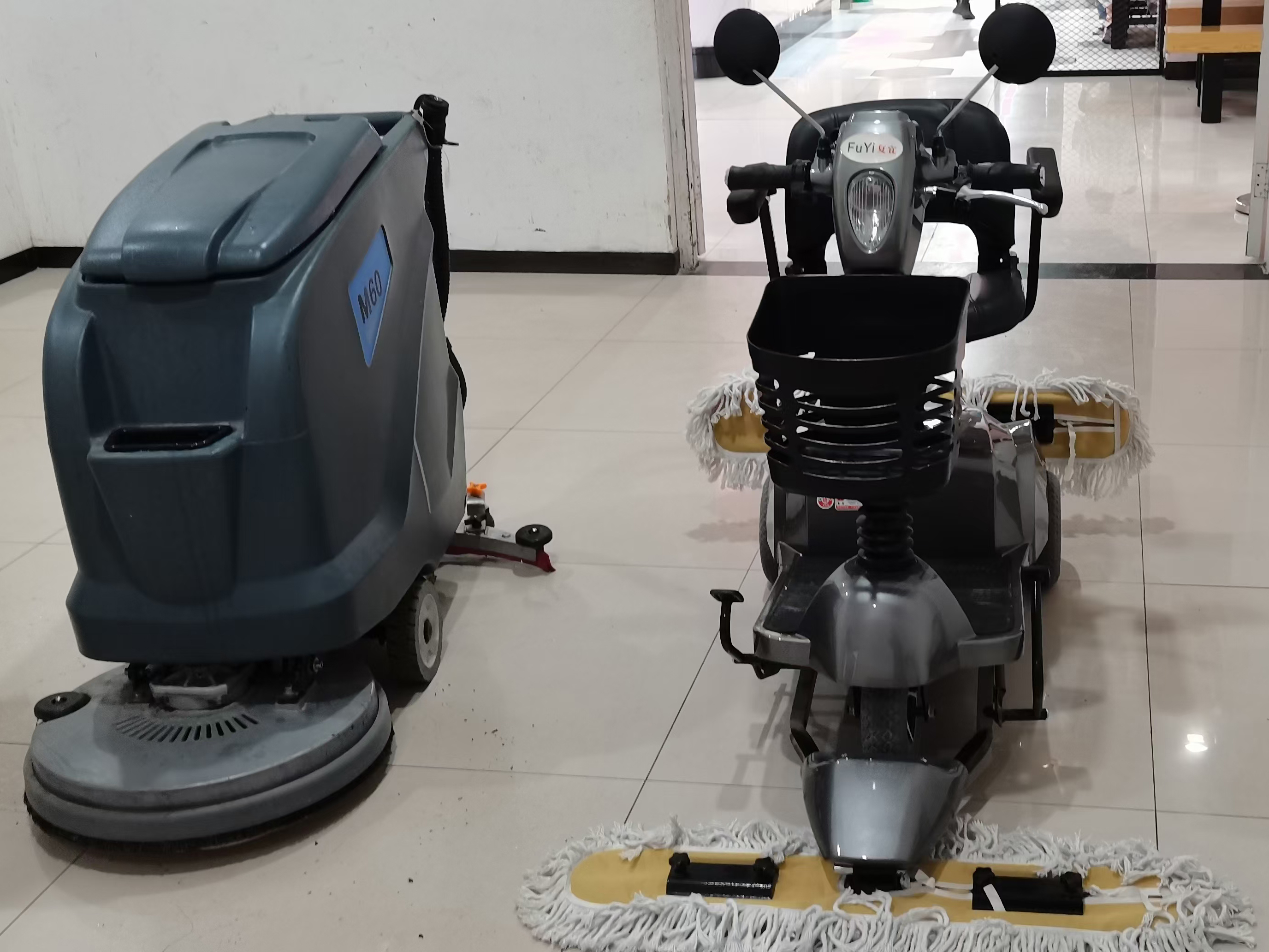 西安大型商城廣場(chǎng)采購(gòu)洗地機(jī)與塵推車選擇了高樂美公司